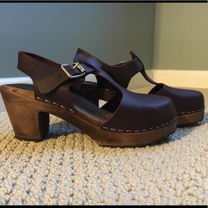 Lotta clogs T strap in Aubergine color